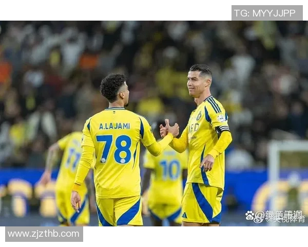 球迷疯狂冲入赛场夺C罗球衣引发热议的奇葩事件